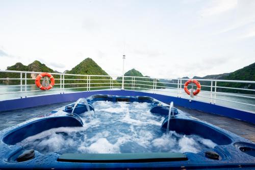 下龙湾Halong Dragon Bay Cruise的游轮上的按摩浴缸