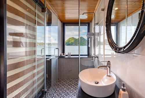 下龙湾Halong Dragon Bay Cruise的一间带水槽和窗户的浴室