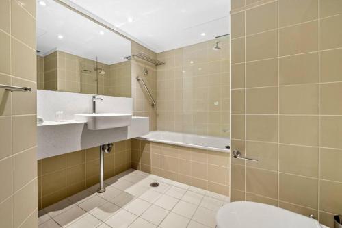 悉尼Chatswood Hub Self- Catering 815的浴室配有卫生间、盥洗盆和浴缸。