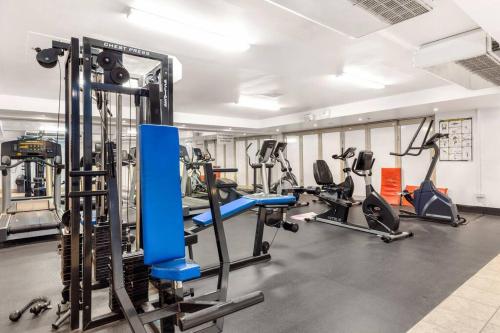 悉尼Chatswood Hub Self- Catering 815的健身房设有数台跑步机和有氧运动器材