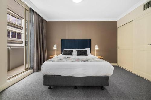 悉尼Chatswood Hub Self- Catering 815的一间卧室设有一张大床和一个窗户。
