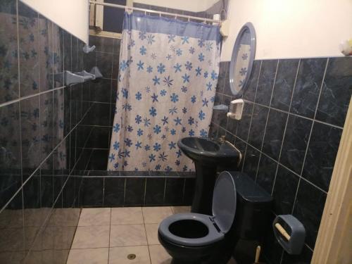 利马EL SEÑORIAL的一间带黑色卫生间和淋浴的浴室