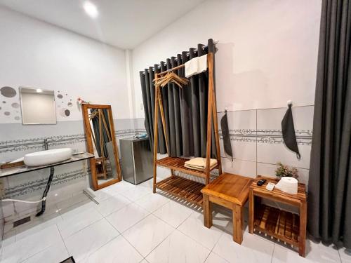 富国SOHO 1 PHÚ QUỐC的一间带水槽和镜子的浴室