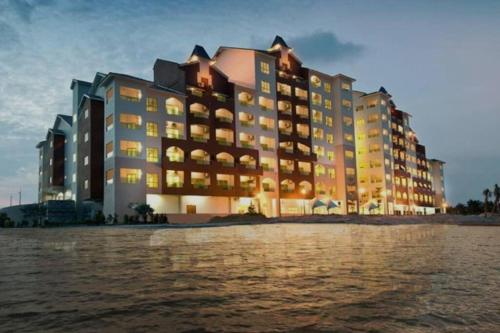 卢穆特D'Sea Marina Island Resort by Manhattan Group的靠近水面的海滩上一座大建筑
