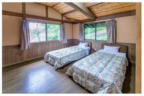 Yabu但馬長寿の郷　宿泊棟「夢」ロッジ的带2扇窗户的客房内的2张床