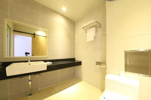 NajuLake 45 Hotel的一间带水槽、卫生间和镜子的浴室