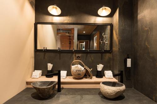格里翁Le Wafo的浴室设有2个碗和1面镜子