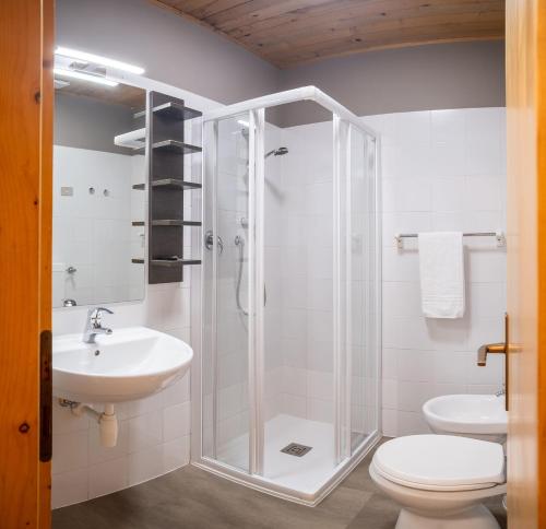 安达洛维尔拉酒店的带淋浴、卫生间和盥洗盆的浴室