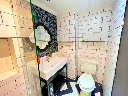 乔木提恩海滩Venetian river view的浴室配有白色卫生间和盥洗盆。