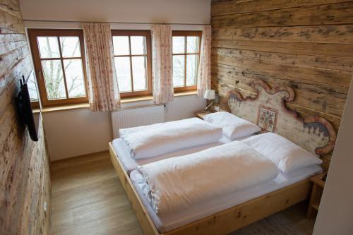 旧明斯特Gmundnerberghaus的一间卧室配有一张木墙床