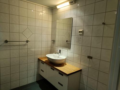 HjelmelandSmaken av Ryfylke, restaurant og overnatting的一间带水槽和镜子的浴室