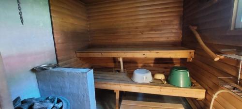 RuokolaPulla Karvisen Maatilamatkailussa的一个带长凳的桑拿浴室和两个卫生间