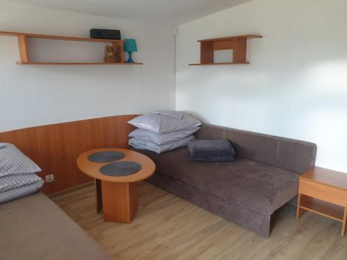 科沃布热格Szumi domek的客厅配有沙发和桌子