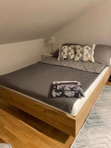 维尔茨堡Peaceful holiday的卧室内的一张带木框的大床