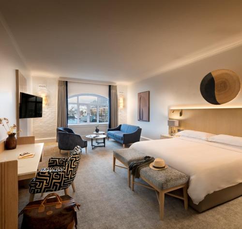 开普敦Victoria & Alfred Hotel by NEWMARK的酒店客房设有一张大床和一间客厅。