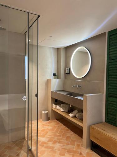 圣安东尼奥·德·卡隆奥尔加旅馆的浴室设有玻璃淋浴间和镜子