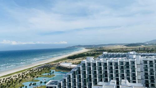 金兰Cam Ranh Nha Trang Seaview Resort的享有酒店和海滩的空中景致