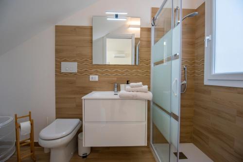 马尔扎梅米Charming House Sveleo - SiciliaVacanza的一间带卫生间、水槽和镜子的浴室