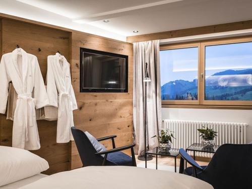 拉维拉拉梅君酒店的一间卧室设有一张床、一台电视和一个窗口。