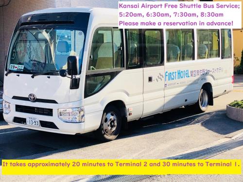 泉佐野关西机场第一酒店的停在街道边的白色巴士