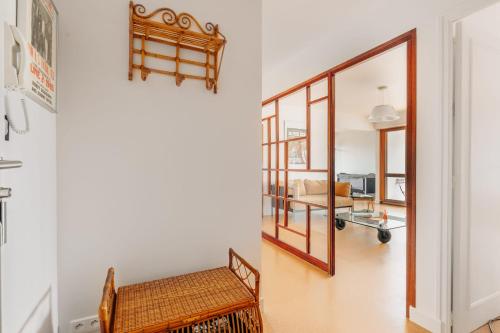 比亚里茨Sixties 64 2 bedrooms apartment with a balcony and parking in Biarritz的走廊上设有椅子和镜子
