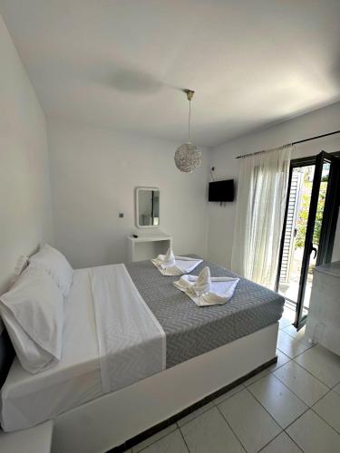 弗通Santorini Style Rooms的白色的卧室设有床和窗户