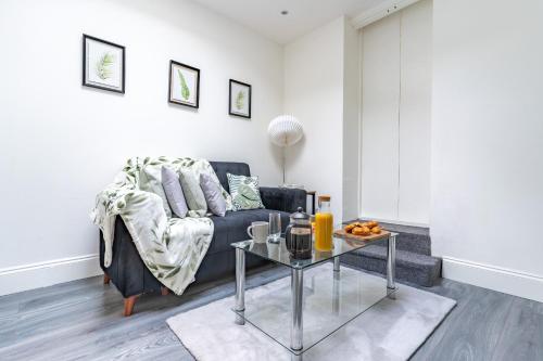 伦敦Prime Location - Cosy Apartment near Emirates Stadium的客厅配有沙发和桌子