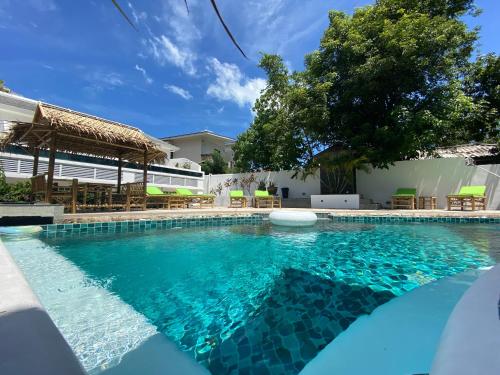 苏梅岛Crystal Bay Tropical Residence的一座房子前面的蓝色海水游泳池