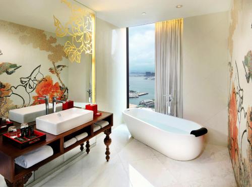 香港問月酒店的一间带大浴缸和水槽的浴室