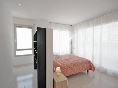 莱斯卡拉Casa Angel的白色的卧室设有床和窗户