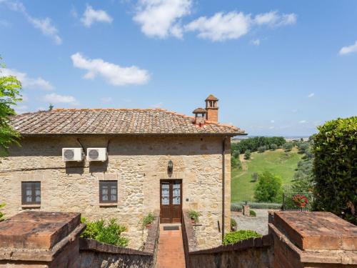 渥尔特拉Lavish Holiday Home in Volterra with Pool的享有石砌建筑的外部景致,设有门