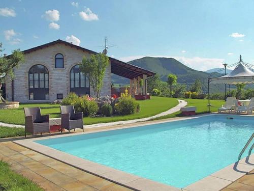 阿夸拉尼亚Large holiday home in Cagli with pool的房屋前的游泳池