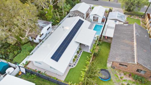库鲁姆海滩Brand new coastal oasis - family & pet friendly.的屋顶上太阳能电池板房子的空中景观