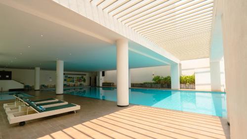 德瓦纳哈利-班加罗尔招牌俱乐部度假村 的大型游泳池设有大型天花板