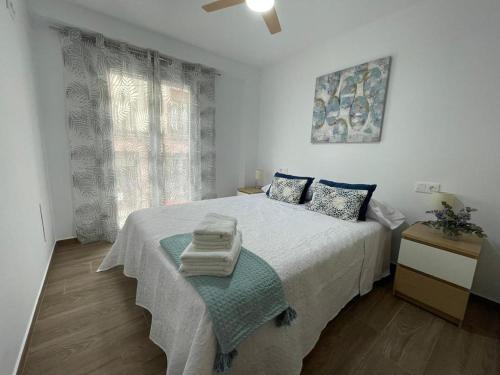 鲁特Apartamento del Agua的白色的卧室设有床和窗户