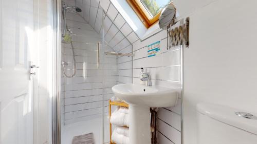 格洛斯特Beautiful Coach House的白色的浴室设有水槽和镜子