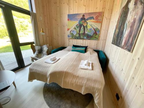 莱克内斯Atlantic Panorama Lofoten的木制客房内的一间卧室,配有一张床