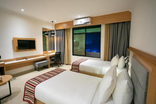 尼泊尔根杰Hotel Starlight的酒店客房配有两张床和一张书桌