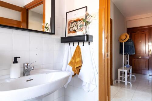 拉科鲁尼亚VibesCoruna - Outeiro 222的一间带水槽和镜子的浴室