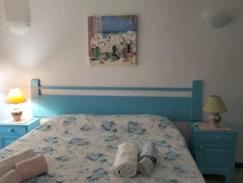 Casa Rosa的一间卧室配有蓝色的床和毛巾