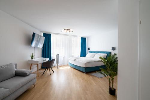 萨尔茨堡Altstadt-App. Domblick!的一间卧室配有一张床、一张桌子和一张沙发