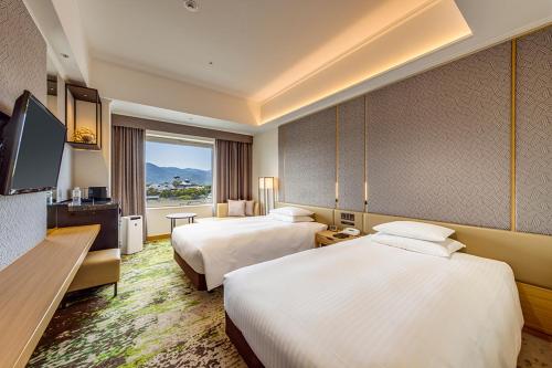 熊本日航熊本酒店的酒店客房设有两张床和一台平面电视。