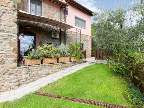 皮安迪斯科Nice apartment in Pian di sco Campiglia with sauna的院子里有盆栽的砖房
