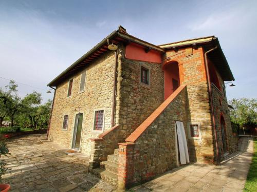 皮安迪斯科Nice apartment in Pian di sco Campiglia with sauna的一座红屋顶的旧砖楼