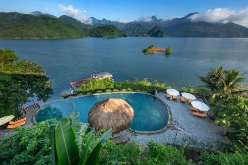 枚州县Mai Chau Hideaway Lake Resort的一大片水体的空中景观