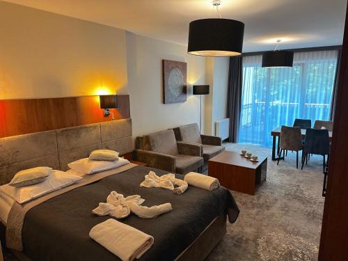 科沃布热格Wistom的酒店客房设有床和客厅。