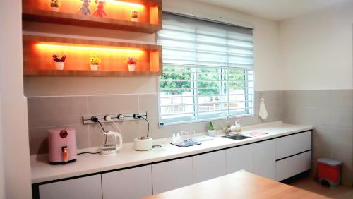 居銮Impiana Lakeview Villa - Contactless Check In的厨房设有水槽和窗户。
