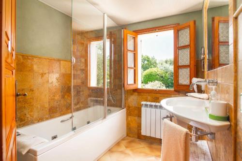 波连斯萨Can Vadell的带浴缸、水槽和淋浴的浴室