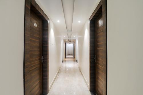 阿拉哈巴德FabHotel Bless Inn的走廊设有木门,走廊设有走廊