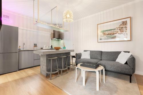 悉尼Sunlit 2BR Coastal Charm Bondi Beach Beach View的带沙发的客厅和厨房